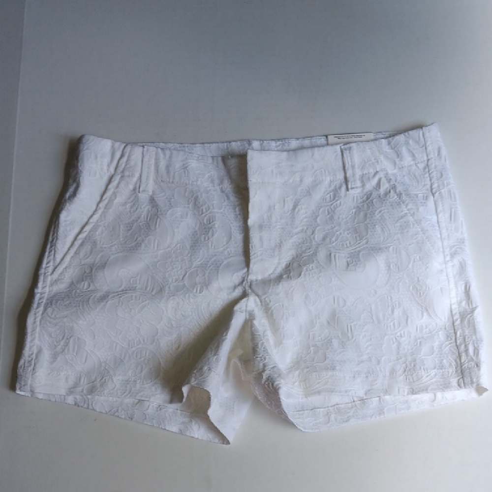 WHITE TEXTURED WOMEN'S SHORTS